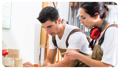 Illustration de prévention des risques professionnels : un homme et une femme, menuisier et menuisière avec une tenue de travail et un casque anti-bruit