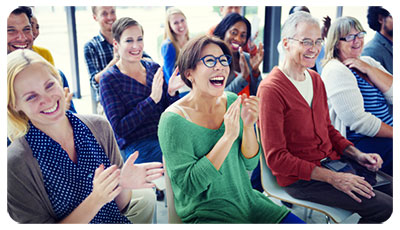 Illuistration de la qualité de vie au travail avec des personnes assises, souriantes et riant tout en applaudissant